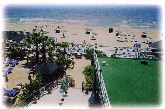 Folleto promocional del Beach Club CAPRI de Gavà Mar (Años 90) (hamacas en la playa)